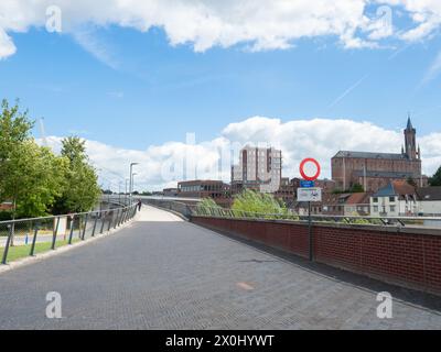 Wetteren, Belgique - 30 juillet 2023 : autoroute cyclable moderne vers le pont menant au centre-ville Banque D'Images