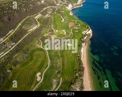 Vue aérienne du parcours de golf au bord de la mer Banque D'Images