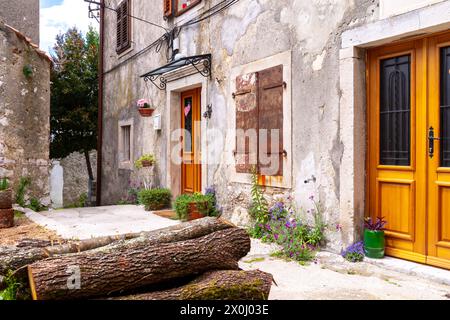 Scène typique de la vieille ville dans le village médiéval de Plomin, Croatie Banque D'Images