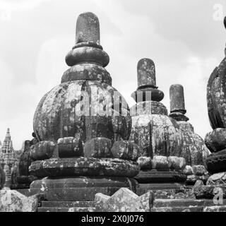 Stupas du temple de Borobudur, près de Yogyakarta en Indonésie. La façade fortement dérésonnée du bâtiment est richement décorée avec des figurines de relief et toutes sortes d'ornements. [traduction automatique] Banque D'Images