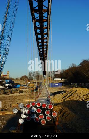 Une grue géante évire un ponceau pesant près de 100 t dans l'Isar. Il recèle 21 tuyaux en plastique dans lesquels Telekom pose des câbles à fibres optiques ultra-rapides pour rendre son réseau haut débit évolutif. St Maximilian peut être vu en arrière-plan [traduction automatique] Banque D'Images