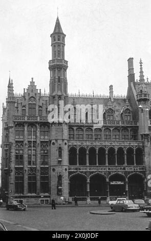 L'Historium sur la grande place du marché. Voitures garées sur la place du marché. [traduction automatique] Banque D'Images