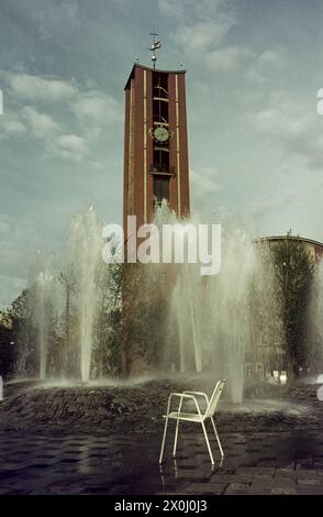 Une chaise municipale se trouve à côté de la fontaine récemment conçue à Sendliger Torplatz, à Munich. [traduction automatique] Banque D'Images