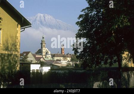 Tours de l'église paroissiale de réussites Nicolas et l'église jésuite dans la vieille ville historique avec vue sur la montagne Karwendel [traduction automatique] Banque D'Images