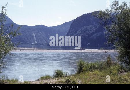 Le lac avec les pipelines de la centrale électrique de Walchensee [traduction automatisée] Banque D'Images