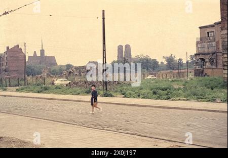 Vue en direction de l'île cathédrale. Une femme traverse une rue. Les dégâts de la seconde Guerre mondiale sont encore clairement visibles [traduction automatique] Banque D'Images