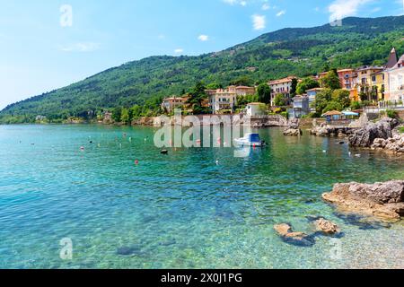 Belle côte avec bateau et rochers à Lovran, Istrie, Croatie Banque D'Images