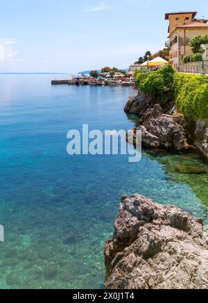 Belle côte par une journée ensoleillée à Lovran, Istrie, Croatie Banque D'Images