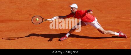 Roquebrune Cap Martin, France. 12 avril 2024. ; Rolex Monte-Carlo Masters - quart de finale - Novak Djokovic (SRB en rouge) vs Alex de Minaur (AUS en bleu) *** local Caption *** Credit : MAXPPP/Alamy Live News Banque D'Images