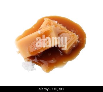 Délicieux bonbons au caramel et sel de mer isolés sur blanc, vue de dessus Banque D'Images