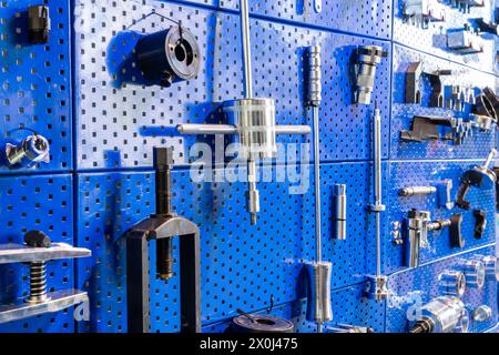 Vitrine avec outils spéciaux et clés. Banque D'Images