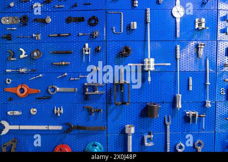 Vitrine avec outils spéciaux et clés. Banque D'Images