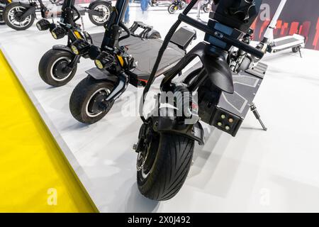 Beaucoup de scooters électriques modernes à vendre. Banque D'Images