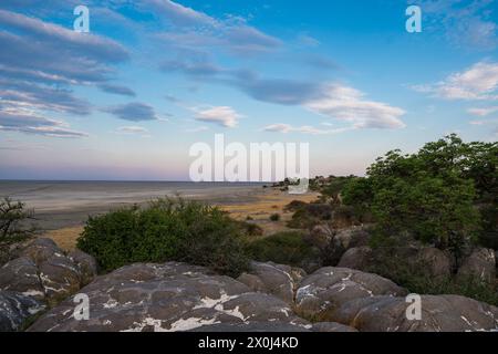 Coucher de soleil sur l'île de Kubu, Botswana Banque D'Images