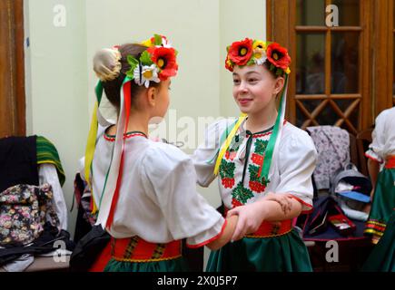 Groupe de petites filles danseuses dans un costume ukrainien natif se préparant pour la performance dans un hall. Fête de la culture orientale. Kiev, Ukraine Banque D'Images