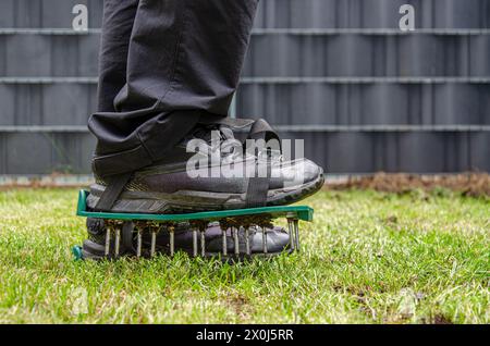 Gros plan de chaussures d'aération de pelouse avec des pointes métalliques. Banque D'Images