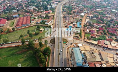 (240412) -- KIGALI, 12 avril 2024 (Xinhua) -- cette photo prise le 26 février 2023 montre une route rénovée à Kigali, au Rwanda. Le projet d’amélioration des routes au Rwanda, confié à la China Road and Bridge Corporation (CRBC), a contribué à faciliter la circulation et à faire progresser le commerce sans faille le long du district de Kigali-Bugesera, dans l’est du Rwanda. La route rénovée, qui s’étend sur 13,8 km, part du rond-point Sonatube à Kigali, en passant par le secteur de Gahanga jusqu’au pont Akagera dans le district de Bugesera. Il fait partie d'une avenue menant au nouvel aéroport international Bugesera du Rwanda situé à 40 km au sud du Kig Banque D'Images