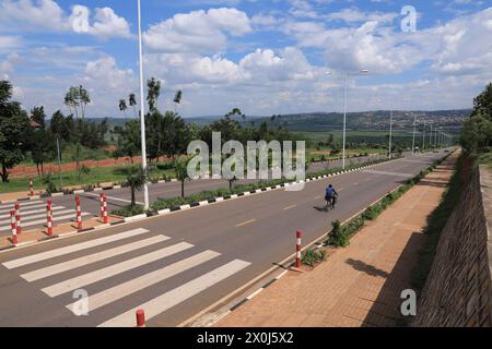 (240412) -- KIGALI, 12 avril 2024 (Xinhua) -- cette photo prise le 9 avril 2024 montre une route rénovée à Kigali, au Rwanda. Le projet d’amélioration des routes au Rwanda, confié à la China Road and Bridge Corporation (CRBC), a contribué à faciliter la circulation et à faire progresser le commerce sans faille le long du district de Kigali-Bugesera, dans l’est du Rwanda. La route rénovée, qui s’étend sur 13,8 km, part du rond-point Sonatube à Kigali, en passant par le secteur de Gahanga jusqu’au pont Akagera dans le district de Bugesera. Il fait partie d'une avenue menant au nouvel aéroport international Bugesera du Rwanda situé à 40 km au sud du Kig Banque D'Images