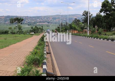 (240412) -- KIGALI, 12 avril 2024 (Xinhua) -- cette photo prise le 9 avril 2024 montre une route rénovée à Kigali, au Rwanda. Le projet d’amélioration des routes au Rwanda, confié à la China Road and Bridge Corporation (CRBC), a contribué à faciliter la circulation et à faire progresser le commerce sans faille le long du district de Kigali-Bugesera, dans l’est du Rwanda. La route rénovée, qui s’étend sur 13,8 km, part du rond-point Sonatube à Kigali, en passant par le secteur de Gahanga jusqu’au pont Akagera dans le district de Bugesera. Il fait partie d'une avenue menant au nouvel aéroport international Bugesera du Rwanda situé à 40 km au sud du Kig Banque D'Images