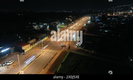 (240412) -- KIGALI, 12 avril 2024 (Xinhua) -- cette photo prise le 26 février 2023 montre une route rénovée à Kigali, au Rwanda. Le projet d’amélioration des routes au Rwanda, confié à la China Road and Bridge Corporation (CRBC), a contribué à faciliter la circulation et à faire progresser le commerce sans faille le long du district de Kigali-Bugesera, dans l’est du Rwanda. La route rénovée, qui s’étend sur 13,8 km, part du rond-point Sonatube à Kigali, en passant par le secteur de Gahanga jusqu’au pont Akagera dans le district de Bugesera. Il fait partie d'une avenue menant au nouvel aéroport international Bugesera du Rwanda situé à 40 km au sud du Kig Banque D'Images