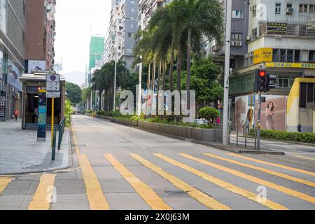 Vider Nathan Road Street dans la journée. Hong Kong - 30 août 2023 Banque D'Images