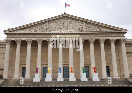 © PHOTOPQR/LE PARISIEN/le Parisien/Arnaud Journois ; PARIS ; 11/04/2024 ; PARIS, ASSEMBLEE NATIONALE/six statuettes de la Vénus de Milo sont désignées depuis le mardi 2 avril devant l'Assemblée nationale. Elles sont l'œuvre de l'artiste Laurent Perbos et resteront jusqu'à la fin de la période olympique devant le Palais Bourbon. /PHOTO LE PARISIEN/ARNAUD JOURNOIS - PARIS, ASSEMBLÉE NATIONALE/six statuettes de la Vénus de Milo sont exposées depuis mardi 2 avril devant l'Assemblée nationale. Ils sont l'œuvre de l'artiste Laurent Perbos et resteront jusqu'à la fin de Banque D'Images