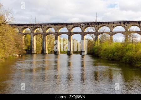 Le viaduc sur la rivière Enz à Bietigheim-Bissingen, Bade-Wuertemberg, Allemagne, Europe. Banque D'Images