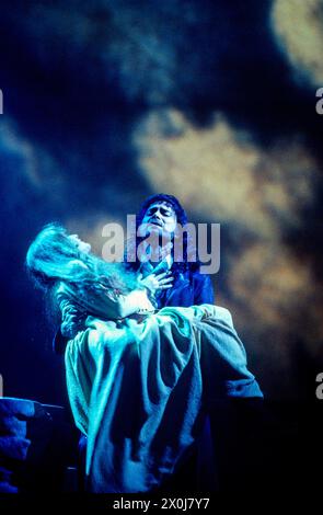 Helen Hobson (Cathy), Cliff Richard (Heathcliff) in HEATHCLIFF at the Academy, National Indoor Arena, Birmingham, Angleterre 16/10/1996 & UK tour 1996-1997 après Emily Bronte's 'Wuthering Heights' paroles : Tim Rice musique : John Farrar livre : Cliff Richard & Frank Dunlop design : Joe Vanek éclairage : Andrew Bridge réalisateur : Frank Dunlop Banque D'Images