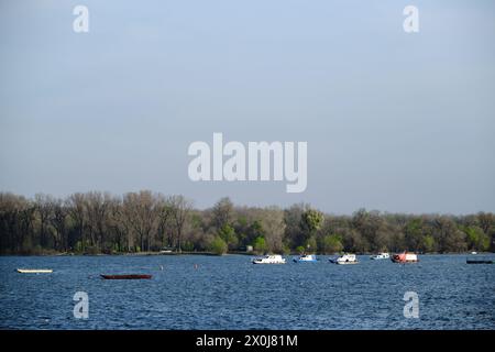 Des bateaux stationnés sur la rive du Danube à Zemun, une banlieue de Belgrade, Serbie, pendant une journée ensoleillée de printemps. Paix et tranquillité. Banque D'Images