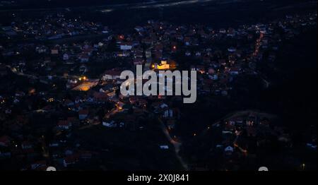 Incroyable vue panoramique de nuit depuis la Tour Avala, Belgrade Serbie. Toits de tuiles rouges de maisons dans un petit village, vue de dessus Banque D'Images