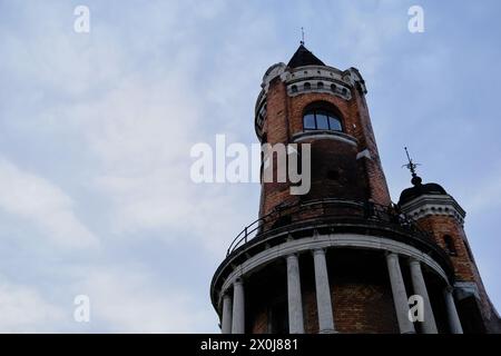 Tour Gardos dans la vieille ville Zemun - Belgrade Serbie - architecture voyage fond. Une destination touristique populaire dans les Balkans dans la soirée à spri Banque D'Images