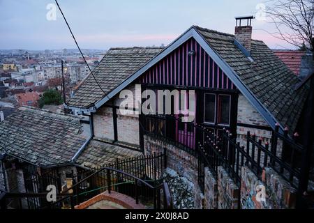 Belle vue sur les toits de tuiles rouges des maisons dans la vieille ville de Zemun, Belgrade Serbie. Une vieille maison confortable avec une porte rose Banque D'Images