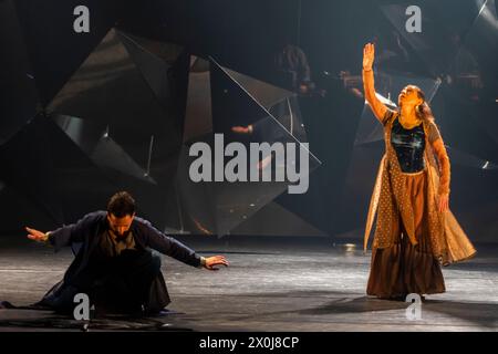 Londres, Royaume-Uni. 12 avril 2024. Les danseurs de kathak d’Asie du Sud Aakash Odedra et Aditi Mangaldas se produisent lors de la répétition générale de la première londonienne de « Mehek » (hindi pour parfum) au théâtre Sadler’s Wells. Mangaldas, aux côtés d’Odedra dans son premier duo, présente l’histoire d’une relation tabou entre une femme âgée et un homme plus jeune. Les représentations ont lieu les 12 et 13 avril. Credit : Stephen Chung / Alamy Live News Banque D'Images