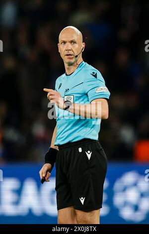 Paris, France. 10 avril 2024. Anthony Taylor, arbitre du Parc des Princes, fait un geste lors du match quart de finale de la première manche de l'UEFA Champions League entre le Paris Saint-Germain et le FC Barcelone au Parc des Princes le 10 avril 2024 à Paris, France. (Photo par SPP) (Eurasia Sport images/SPP) crédit : SPP Sport Press photo. /Alamy Live News Banque D'Images