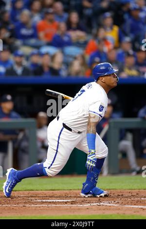 KANSAS CITY, MO - 10 AVRIL : le receveur des Royals de Kansas City Salvador Perez (13 ans) lors d'un match MLB contre les Astros de Houston le 10 avril 2024 au Kauffman Stadium de Kansas City, Missouri. Les Royals ont gagné 11-2. (Photo de Joe Robbins/image du sport) Banque D'Images