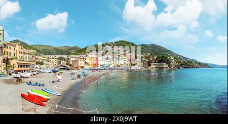 Vue de Bogliasco. Bogliasco est un ancien village de pêcheurs en Italie, province de Gênes, Ligurie. Mer Méditerranée, plage de sable et architecture de la ville de Bogliasco Banque D'Images