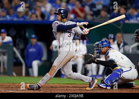 KANSAS CITY, Missouri - 10 AVRIL : Jeremy Pena (3) battes des Astros de Houston lors d'un match MLB contre les Royals de Kansas City le 10 avril 2024 au Kauffman Stadium de Kansas City, Missouri. Les Royals ont gagné 11-2. (Photo de Joe Robbins/image du sport) Banque D'Images