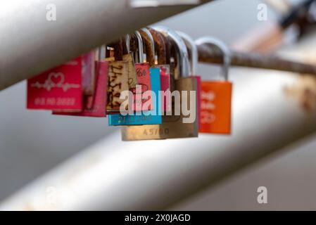 Serrures d'amour accrochées à une rampe, Allemagne Banque D'Images