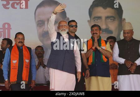 Jammu, Inde. 12 avril 2024. Le premier ministre indien Narendra Modi salue lors d'un rassemblement politique en vue de l'élection de Lok Sabha dans le district d'Udhampur. (Crédit image : © Firdous Nazir/eyepix via ZUMA Press Wire) USAGE ÉDITORIAL SEULEMENT! Non destiné à UN USAGE commercial ! Crédit : ZUMA Press, Inc/Alamy Live News Banque D'Images