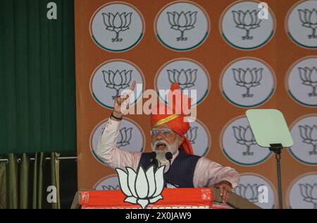 Jammu, Inde. 12 avril 2024. Le premier ministre indien Narendra Modi prend la parole lors d'un rassemblement politique en vue de l'élection de Lok Sabha dans le district d'Udhampur. (Crédit image : © Firdous Nazir/eyepix via ZUMA Press Wire) USAGE ÉDITORIAL SEULEMENT! Non destiné à UN USAGE commercial ! Crédit : ZUMA Press, Inc/Alamy Live News Banque D'Images