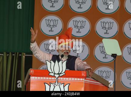 Jammu, Inde. 12 avril 2024. Le premier ministre indien Narendra Modi prend la parole lors d'un rassemblement politique en vue de l'élection de Lok Sabha dans le district d'Udhampur. (Crédit image : © Firdous Nazir/eyepix via ZUMA Press Wire) USAGE ÉDITORIAL SEULEMENT! Non destiné à UN USAGE commercial ! Crédit : ZUMA Press, Inc/Alamy Live News Banque D'Images