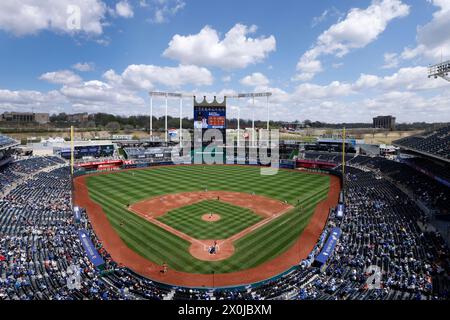 KANSAS CITY, MO - 11 AVRIL : vue générale alors que les Royals de Kansas City jouent contre les Astros de Houston lors d'un match de la MLB le 11 avril 2024 au Kauffman Stadium de Kansas City, Missouri. Les Royals ont gagné 13-3. (Photo de Joe Robbins/image du sport) Banque D'Images