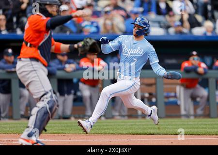 KANSAS CITY, MO - 11 AVRIL : Bobby Witt Jr. (7 ans) des Royals de Kansas City glisse à domicile pour marquer une course dans la première manche d'un match de la MLB contre les Astros de Houston le 11 avril 2024 au Kauffman Stadium de Kansas City, Missouri. Les Royals ont gagné 13-3. (Photo de Joe Robbins/image du sport) Banque D'Images