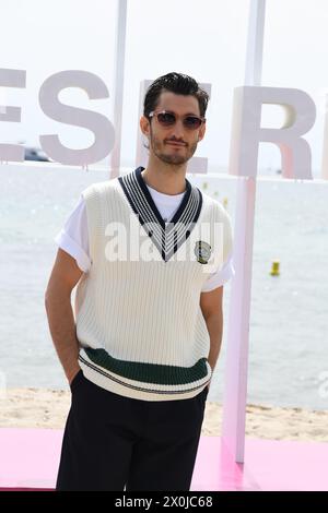 CANNES, FRANCE - 08 AVRIL : Pierre Niney, assiste au 'fiasco' Photocall durant le 7ème Festival International des Canneseries le 08 avril 2024 à Cannes, F. Banque D'Images