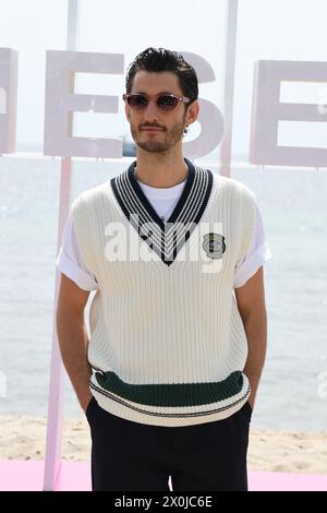 CANNES, FRANCE - 08 AVRIL : Pierre Niney, assiste au 'fiasco' Photocall durant le 7ème Festival International des Canneseries le 08 avril 2024 à Cannes, F. Banque D'Images