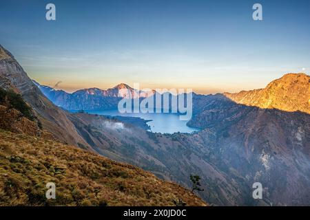 Trekking jusqu'au volcan Gunung Rinjani de 3726 mètres de haut dans le parc national du Mont Rinjani, Lombok, Indonésie Banque D'Images