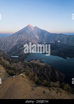 Trekking jusqu'au volcan Gunung Rinjani de 3726 mètres de haut dans le parc national du Mont Rinjani, Lombok, Indonésie Banque D'Images