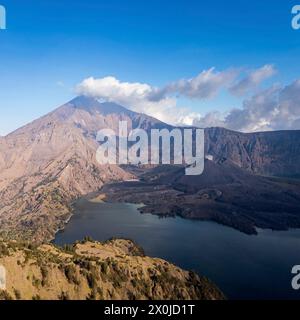 Trekking jusqu'au volcan Gunung Rinjani de 3726 mètres de haut dans le parc national du Mont Rinjani, Lombok, Indonésie Banque D'Images