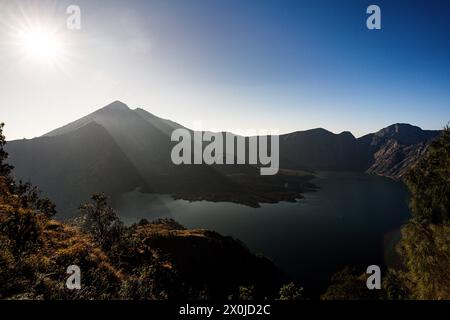 Trekking jusqu'au volcan Gunung Rinjani de 3726 mètres de haut dans le parc national du Mont Rinjani, Lombok, Indonésie Banque D'Images