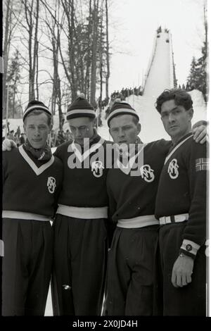 3ème semaine internationale de ski Flying, quatre sauteurs à ski devant la colline 01.03.1952, Oberstdorf, Allgäu, Bavière, Allemagne Banque D'Images